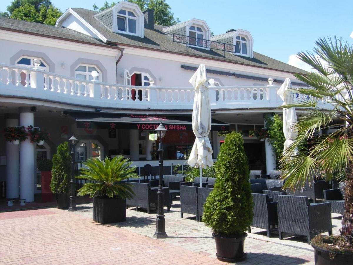 Y Panzio Bed & Breakfast Balatonlelle Bagian luar foto