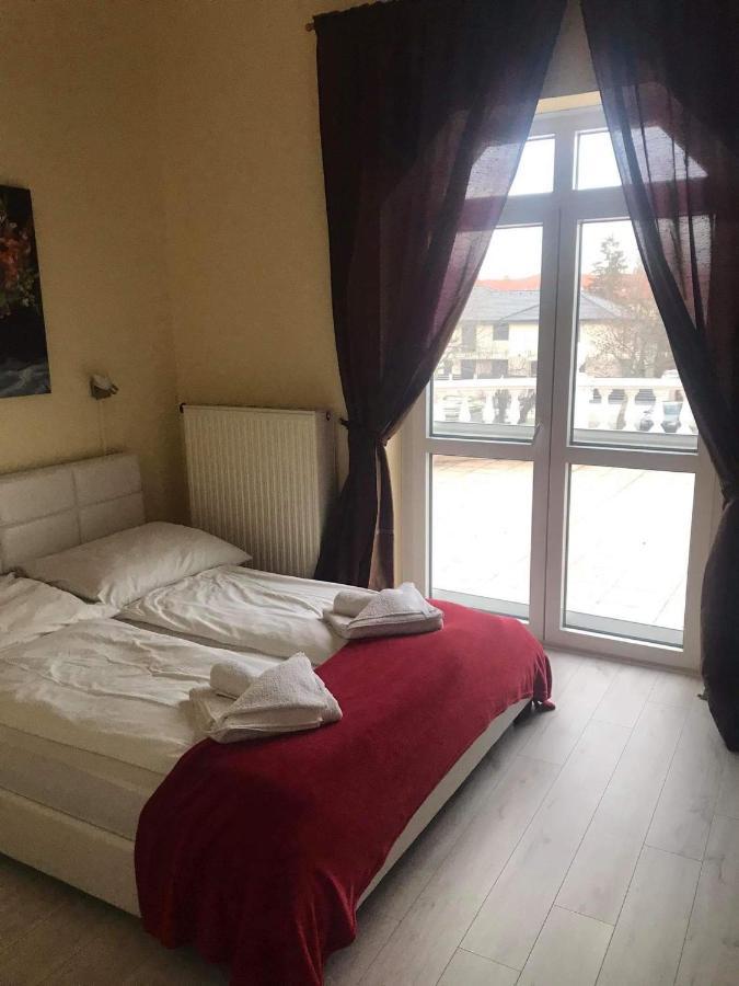 Y Panzio Bed & Breakfast Balatonlelle Bagian luar foto