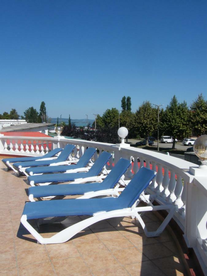 Y Panzio Bed & Breakfast Balatonlelle Bagian luar foto